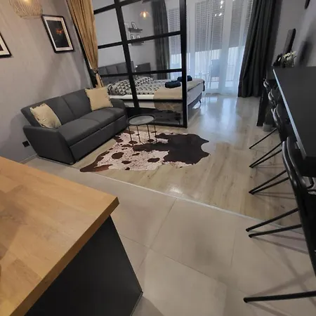 Lakas A Dunaparton, A Balnanal Budapešť