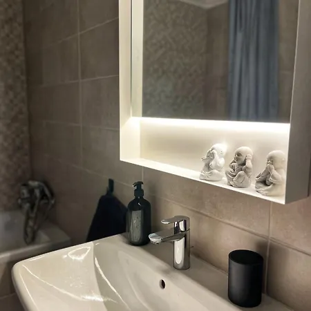 Appartement Lakas A Dunaparton, A Balnanal, Free Parking *